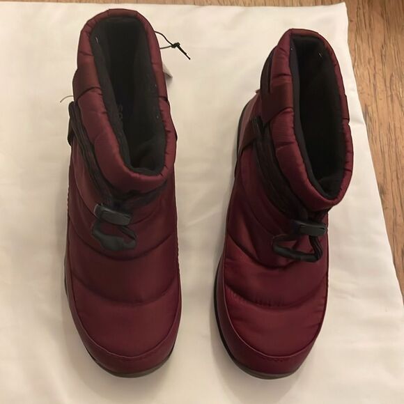 Sorel WINE COLOR short waterproof booties.   New in box - Picture 2 of 8